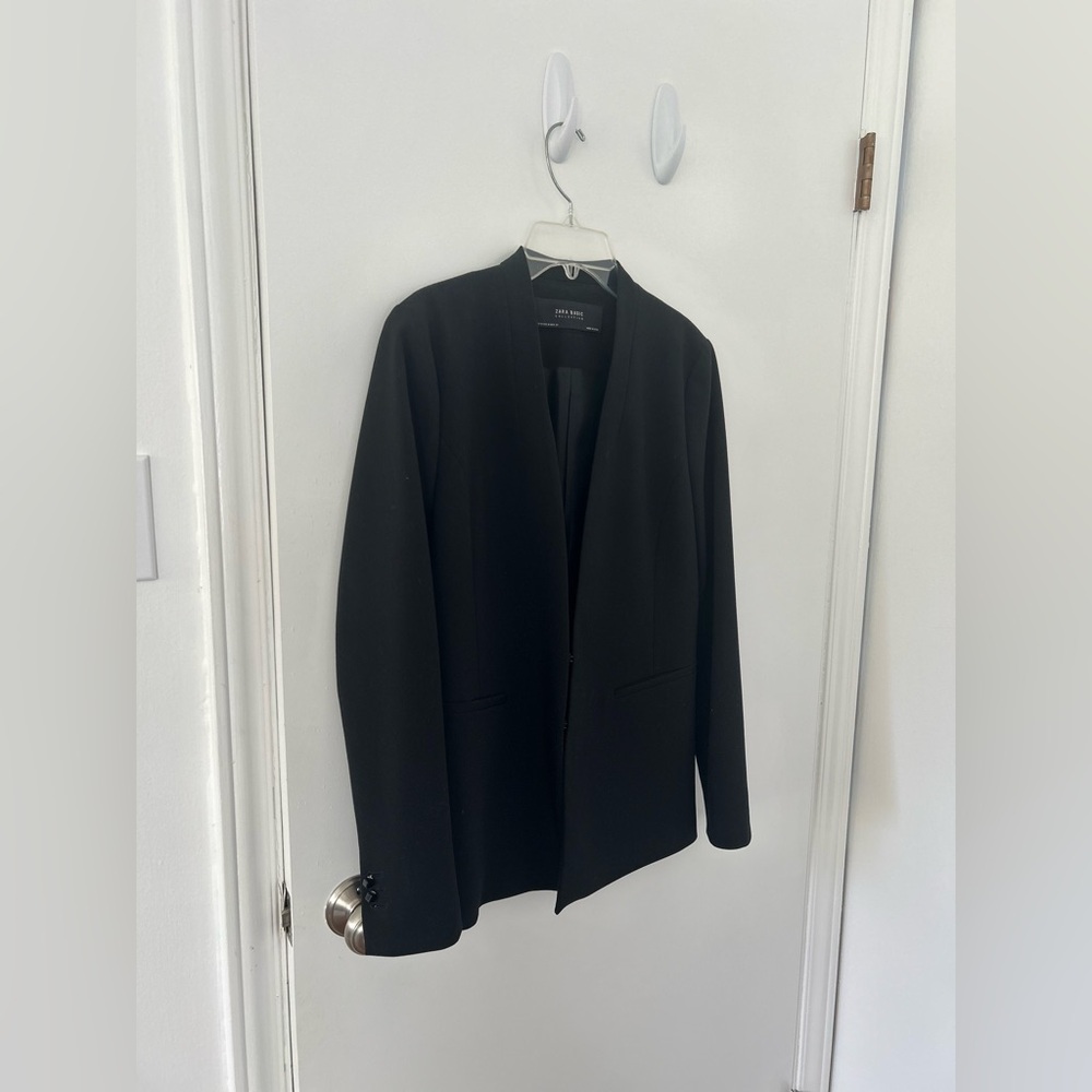 ZARA black blazer clasp closure no collar
Excellent condition.